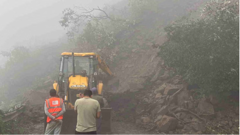 ऋषिकेश गंगोत्री हाईवे के पास नरेंद्रनगर बगड़धार में भूस्खलन, यमुनोत्री हाईवे भी 20 दिन से बंद
