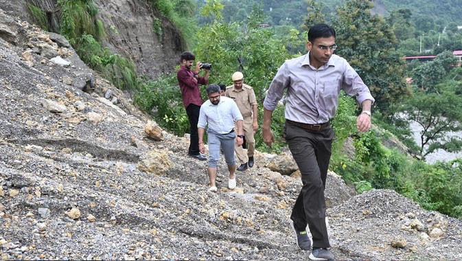 आपदा के कारण आज कई रूट डायवर्ट, मसूरी का रास्ता आज भी बंद, यहां देख लीजिए यातायात प्लान