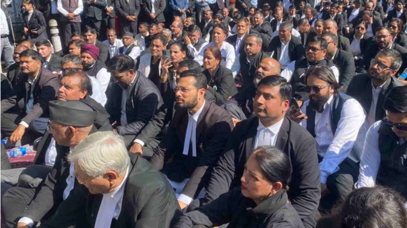 वकीलों की खत्म नहीं होगी हड़ताल, आंदोलन के बीच सीएम से मिले, आज डीएम करेंगे बात, निकालेंगे समाधान