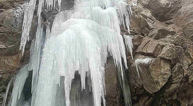 नीती घाटी में माइनस 10 पहुंचा तापमान, गदेरे और झरने जमे, बर्फीली आकृति देख उत्साहित हो रहे पर्यटक