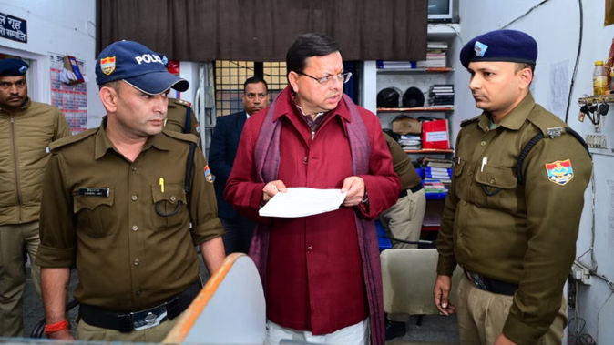 अचानक डालनवाला थाने पहुंचे सीएम, थाने में गंदगी पर कार्रवाई, नदारद एसएचओ लाइन हाजिर