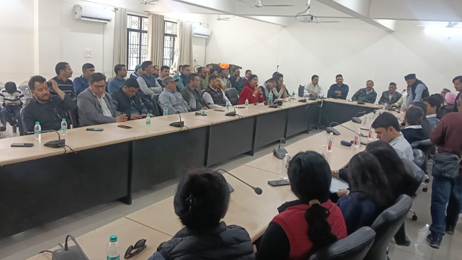 शिक्षा निदेशक से मारपीट प्रकरण: आज से काली पट्टी बांधकर विरोध जताएंगे शिक्षक, घटना को लेकर आक्रोश