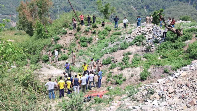 झड़ीपानी के पास दर्दनाक हादसा, ब्रेक फेल होने से गहरी खाई में गिरी कार, चार यात्रियों की मौत