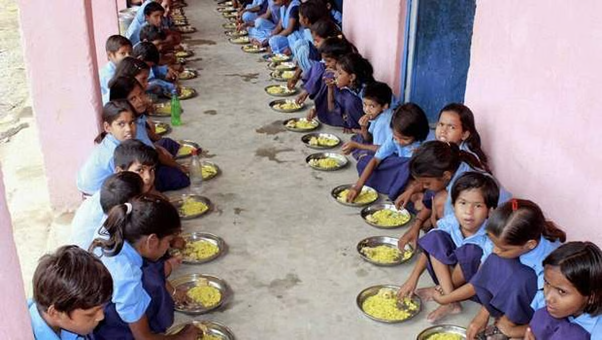 अब पांच जिलों के सरकारी स्कूलों की होगी मिड डे मील की जांच, मदरसों में मिला था फर्जी नामांकन