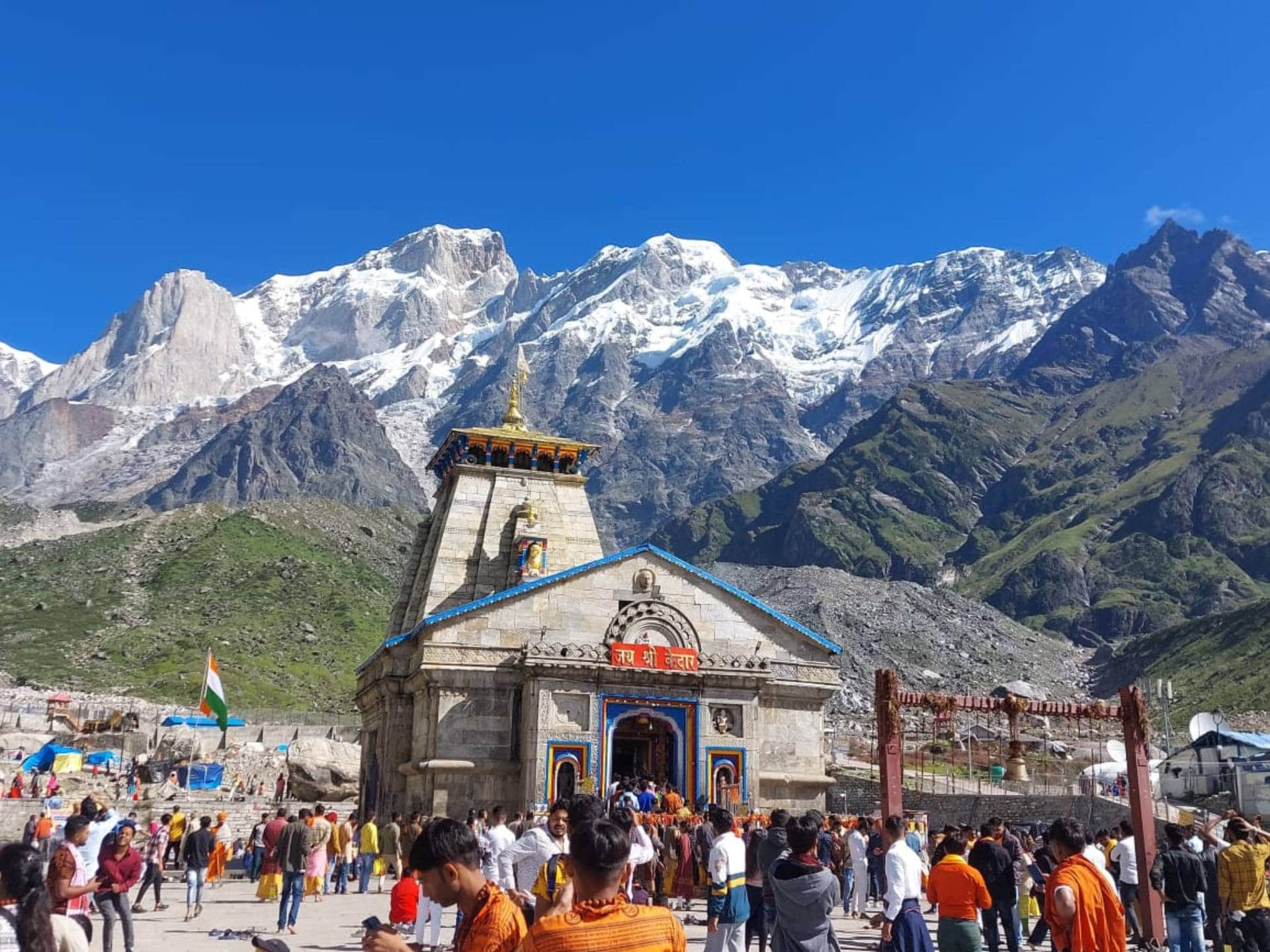 केदारनाथ और बदरीनाथ धाम में कोहरा, बारिश से बढ़ी ठंड, यात्रा जारी