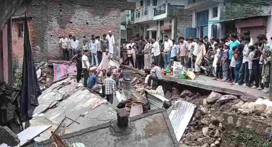 तेज बारिश से तबाही, मुस्लिम बस्ती करगी ग्रांट में दो दुकान और एक घर ढहा, लोगों में दहशत