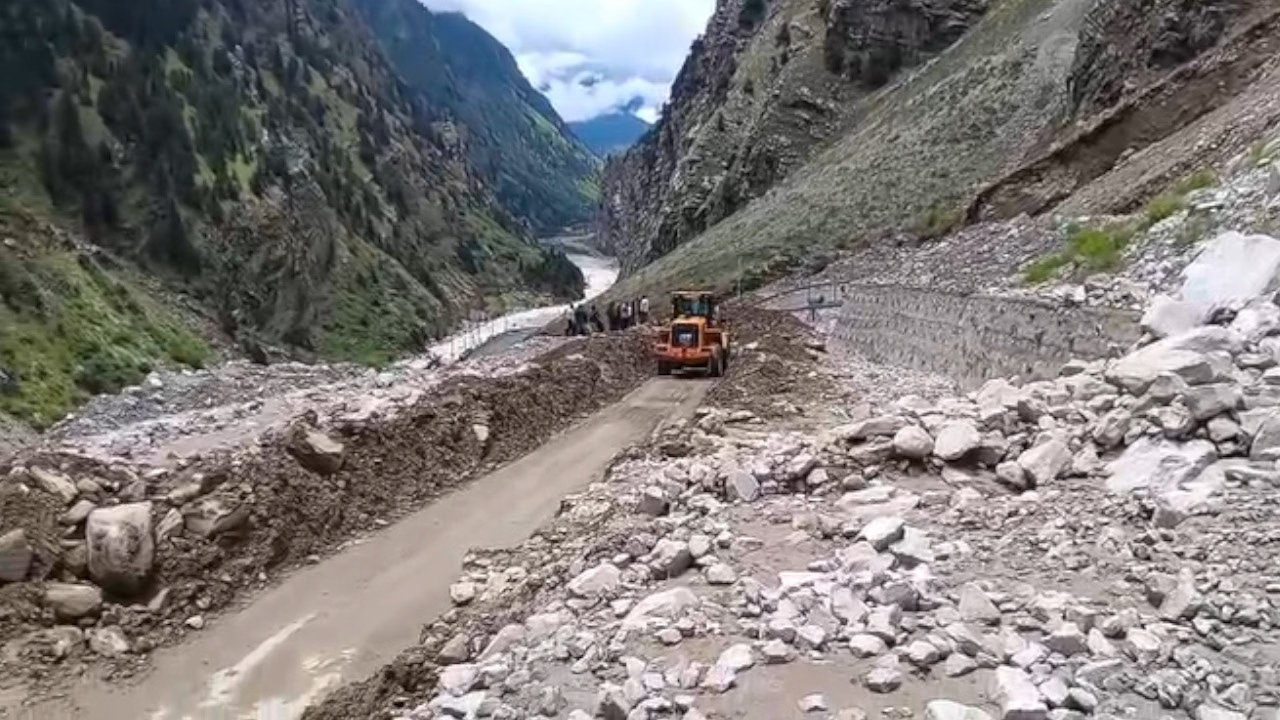 राज्य में भूस्खलन से 84 सड़क बंद, नदियों का जलस्तर बढ़ा, यमुनोत्री हाईवे पर संकट बरकरार