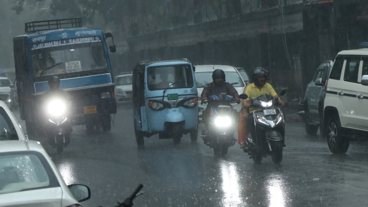 उत्तराखंड: मानसून विदा, फिर भी नहीं थम रहा बारिश का सिलसिला, खराब मौसम के कारण केदारनाथ में हेली सेवा रोकी