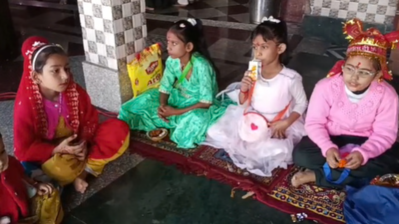 देहरादून: नवरात्र, अष्टमी-नवमी पर घर-घर पधारीं देवियां, पूजी गईं कन्याएं, चरण पखारकर लोगों ने लिया आशीर्वाद