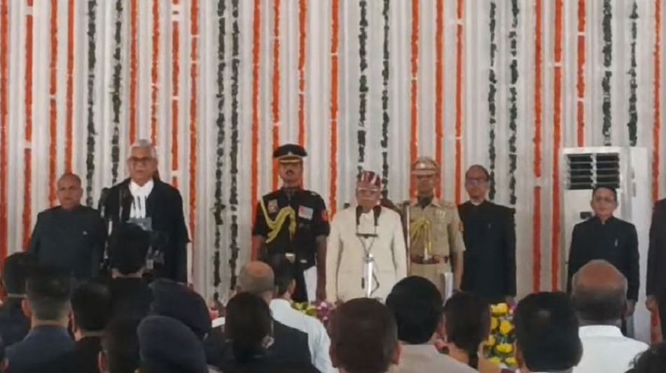 उत्तराखंड: प्रदेश के नए राज्यपाल डॉ. ढाल सिंह बिसेन ने ली पद एवं गोपनीयता की शपथ, हाईकोर्ट के मुख्य न्यायाधीश