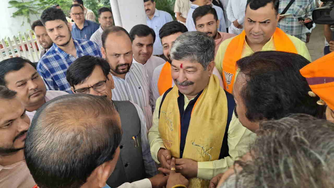 उत्तराखण्ड: भाजपा के राज्यसभा प्रत्याशी दिनेश आर्य नामांकन करने पहुंचे, निर्विरोध निर्वाचित होने की उम्मीद