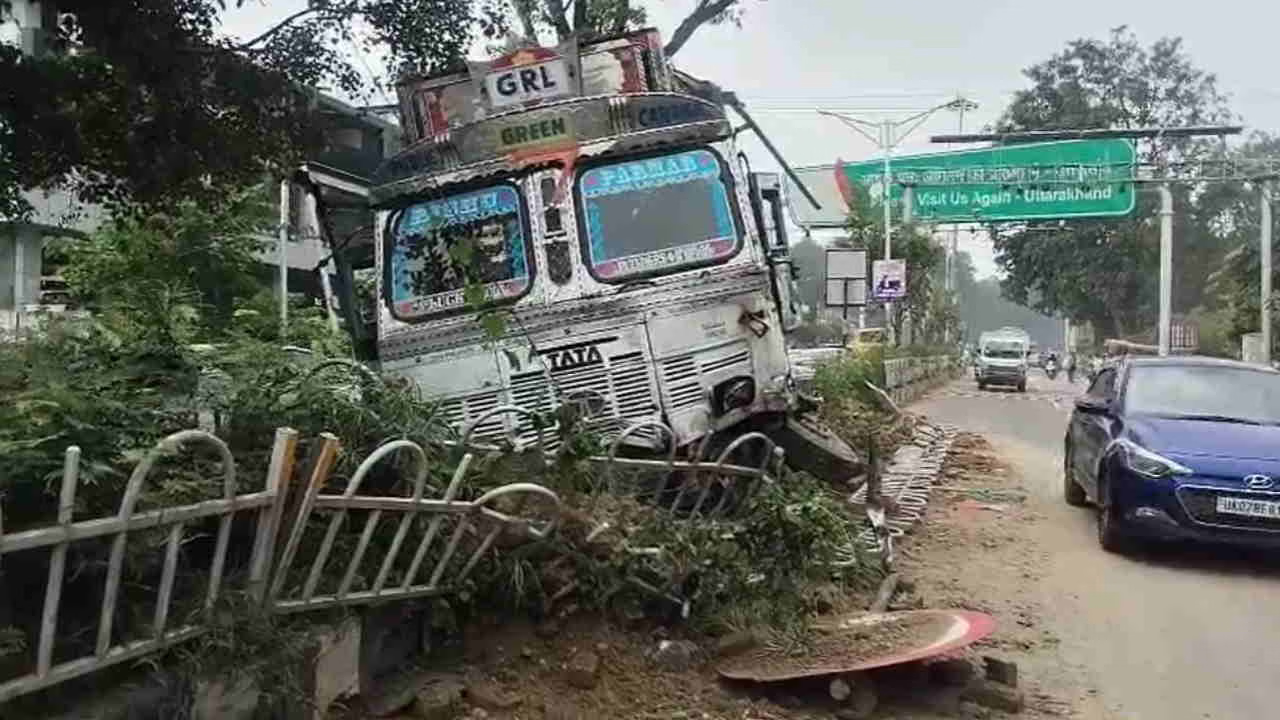 देहरादून: दिल्ली-दून हाईवे पर चेकपोस्ट के पास बेकाबू ट्रक ने पुलिस की गाड़ी को मारी जोरदार टक्कर, मची अफरातफरी